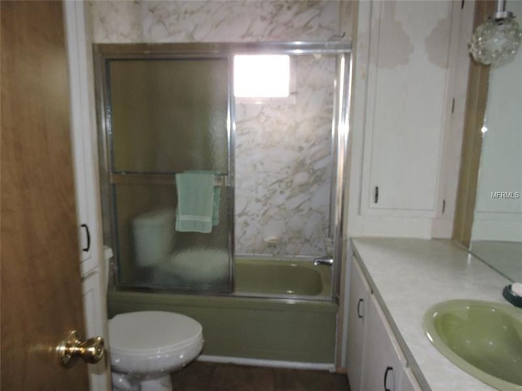 Guest Bathroom with Tub